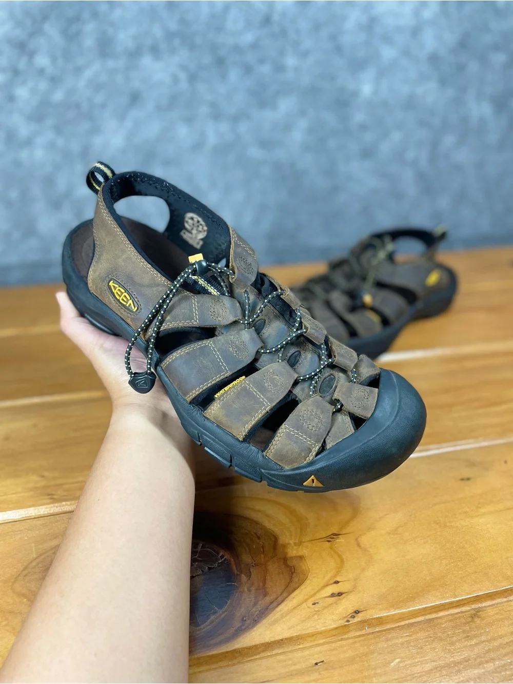 KEEN Newport Mens Size 11 Brown Waterproof Leather Hiking Sandals Shoes 1001870
